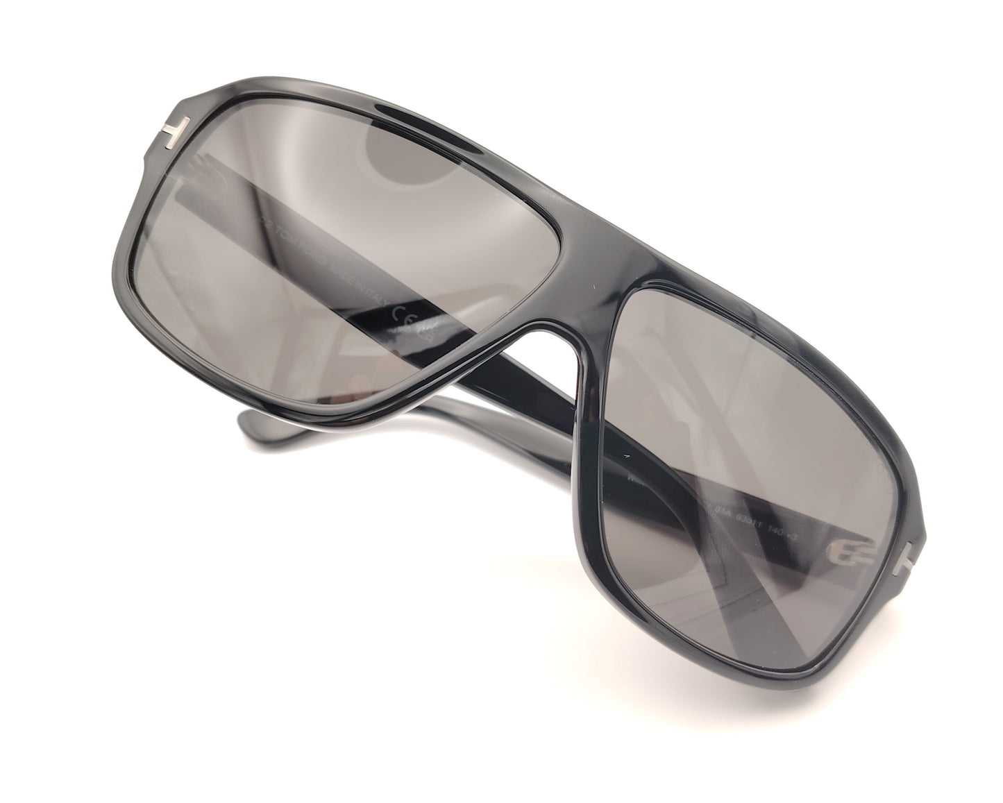 gafas de sol tom ford negras oversize con lentes negras y detalle metálico en las varillas