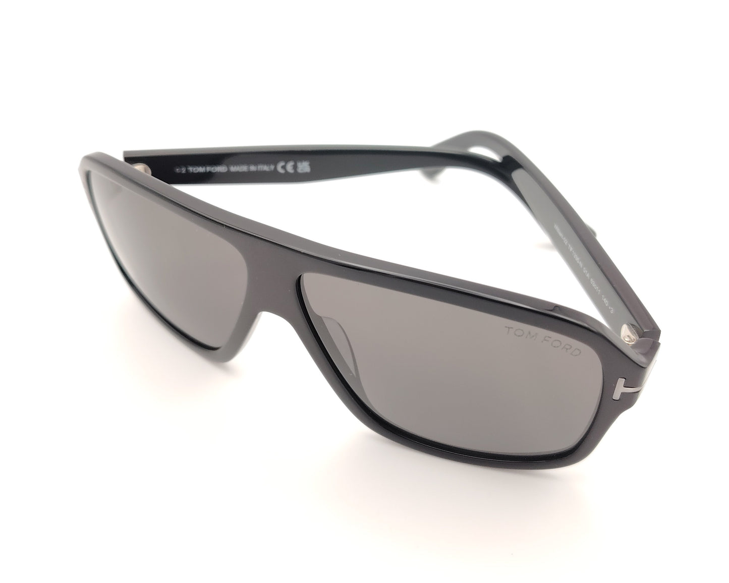 gafas de sol tom ford negras oversize con lentes negras y detalle metálico en las varillas