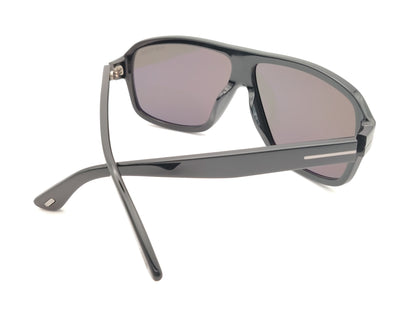 gafas de sol tom ford negras oversize con lentes negras y detalle metálico en las varillas