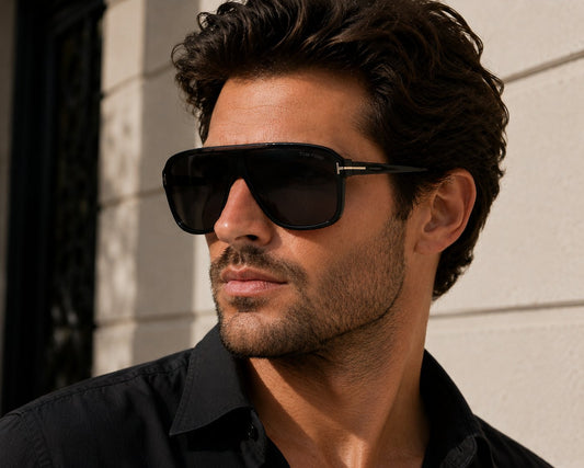 gafas de sol tom ford negras oversize con lentes negras y detalle metálico en las varillas