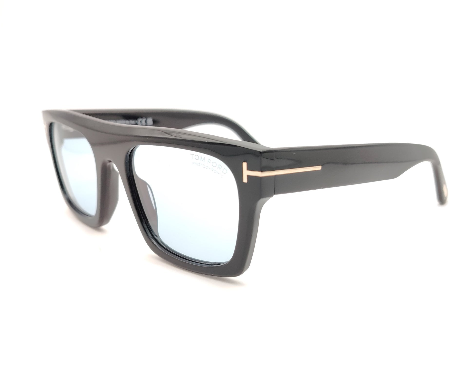 gafas de sol tom ford negras con montura rectangular y lentes fotocromáticas azuladas