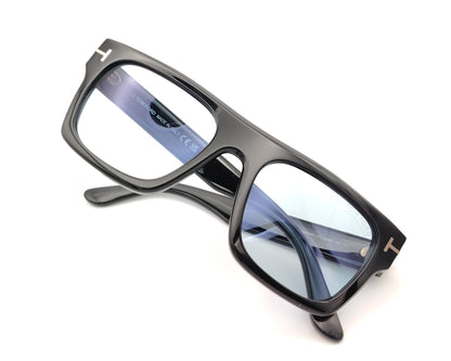gafas de sol tom ford negras con montura rectangular y lentes fotocromáticas azuladas