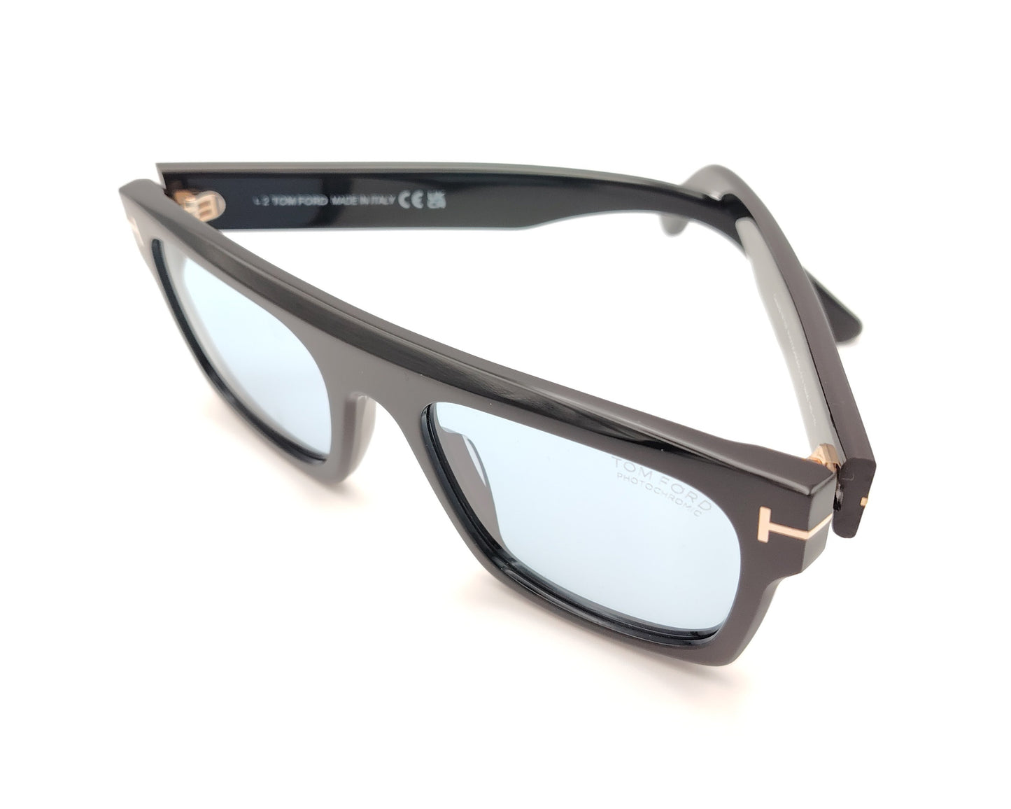 gafas de sol tom ford negras con montura rectangular y lentes fotocromáticas azuladas