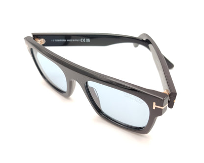 gafas de sol tom ford negras con montura rectangular y lentes fotocromáticas azuladas