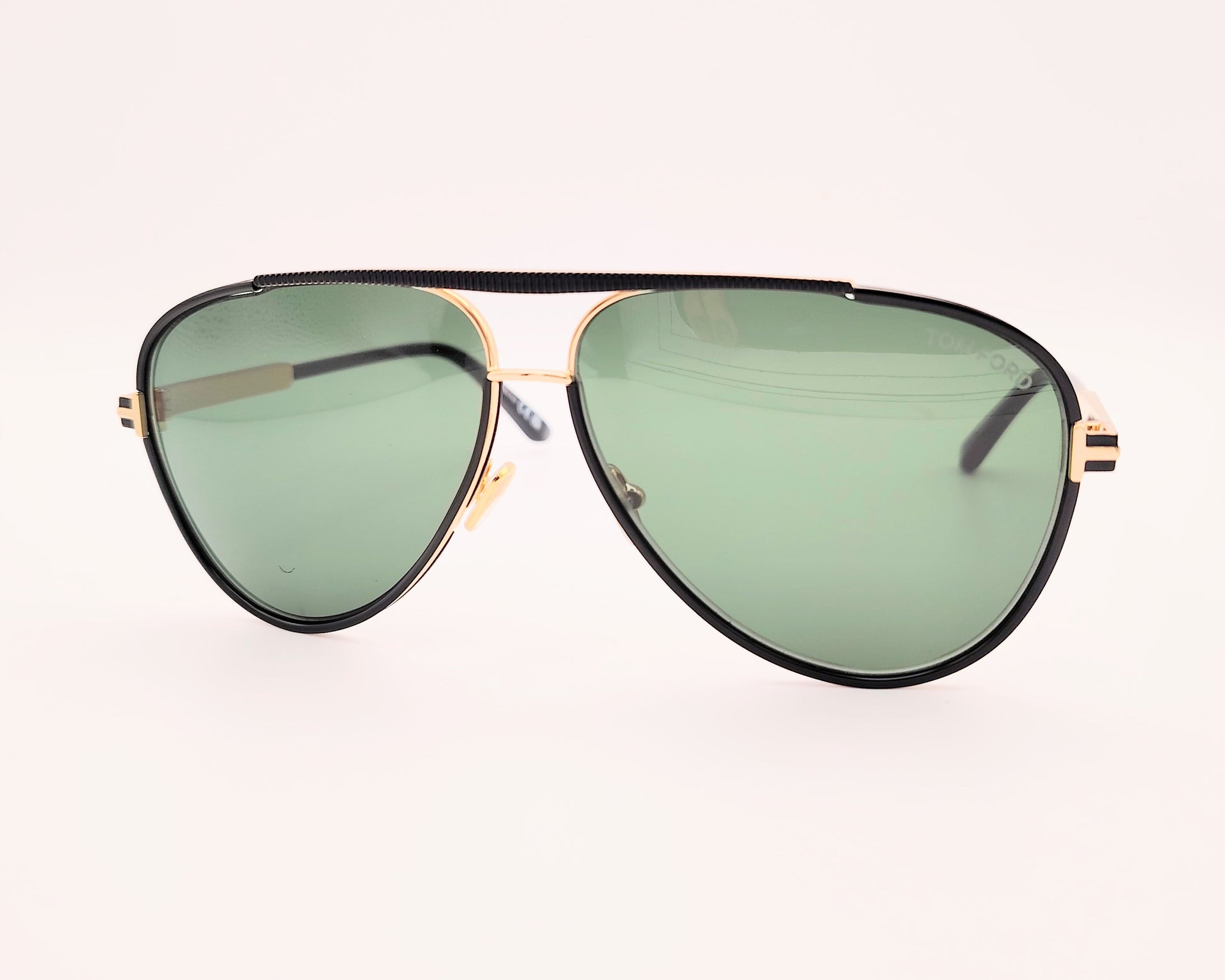 gafas de sol estilo aviador en metal dorado y negro con lentes verdes