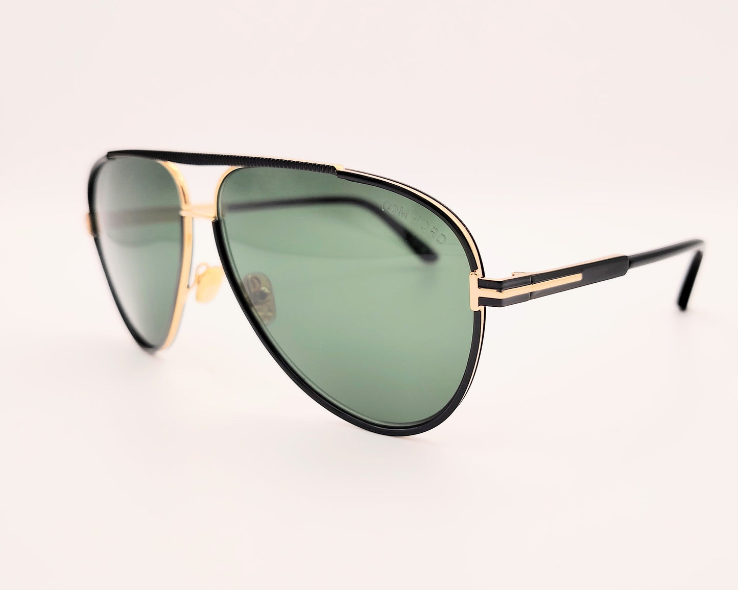 gafas de sol estilo aviador en metal dorado y negro con lentes verdes