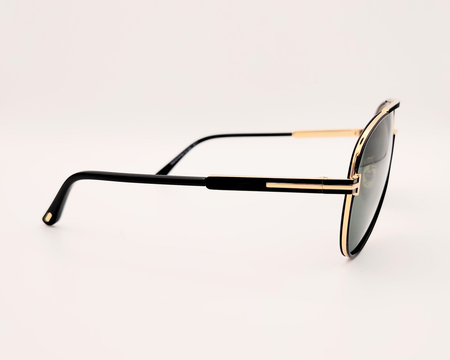 gafas de sol estilo aviador en metal dorado y negro con lentes verdes