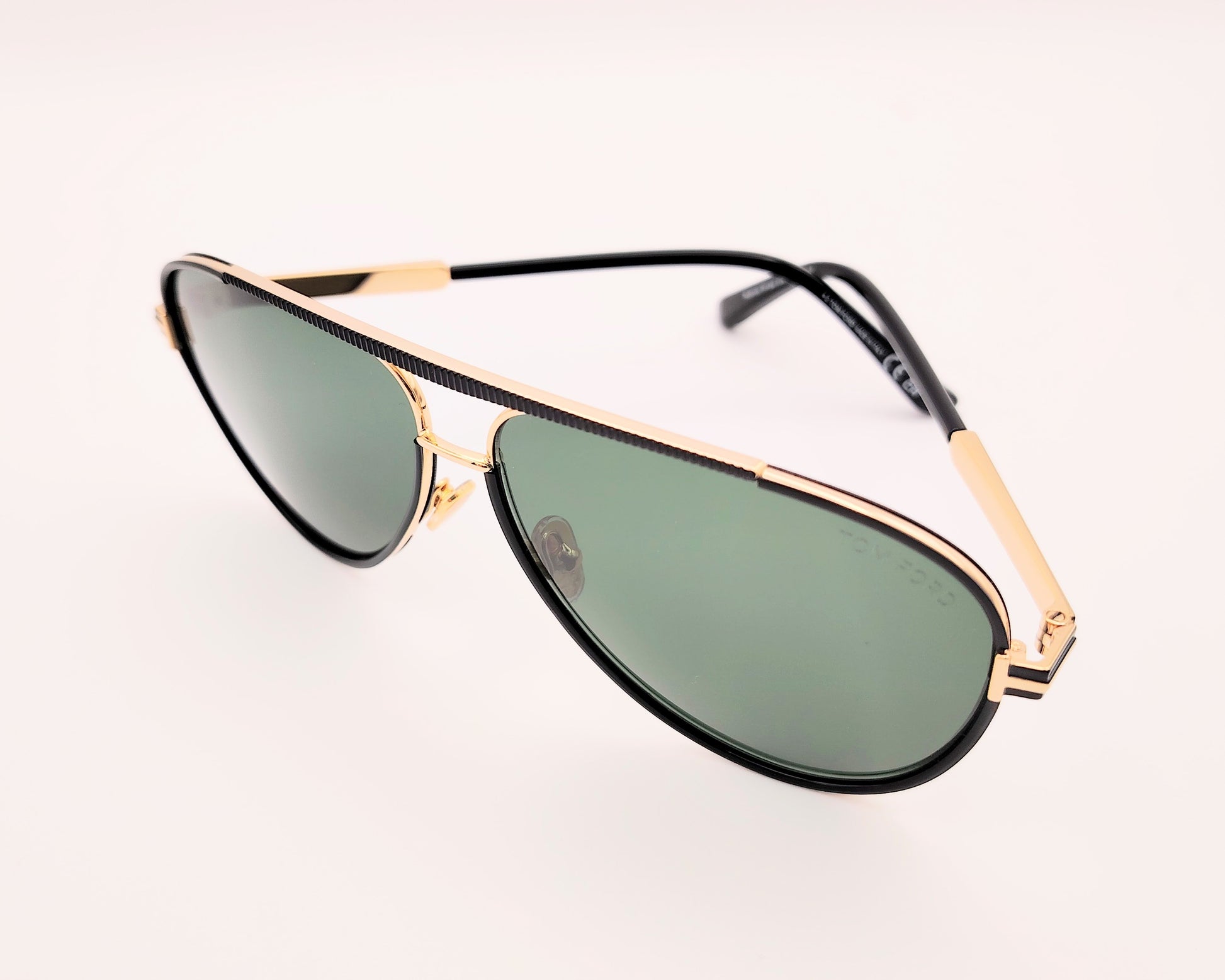 gafas de sol estilo aviador en metal dorado y negro con lentes verdes