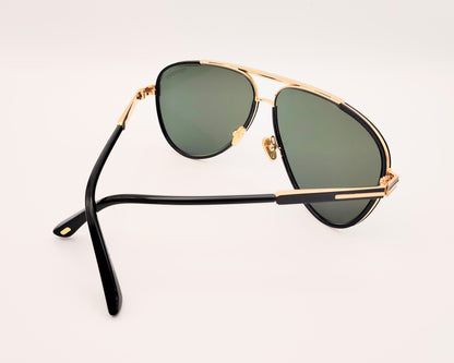 gafas de sol estilo aviador en metal dorado y negro con lentes verdes
