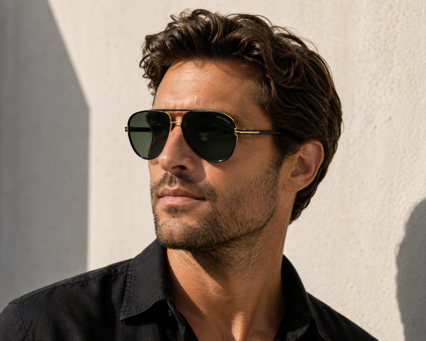 gafas de sol estilo aviador en metal dorado y negro con lentes verdes