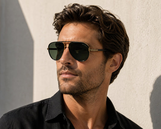 gafas de sol estilo aviador en metal dorado y negro con lentes verdes