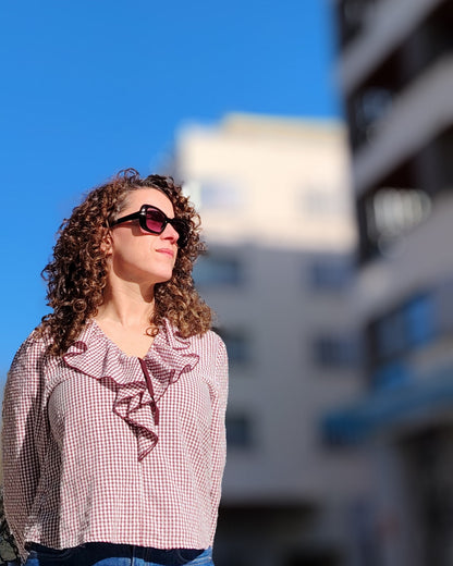 gafas de sol tom ford negras oversize con lentes violetas y detalle metálico en las varillas