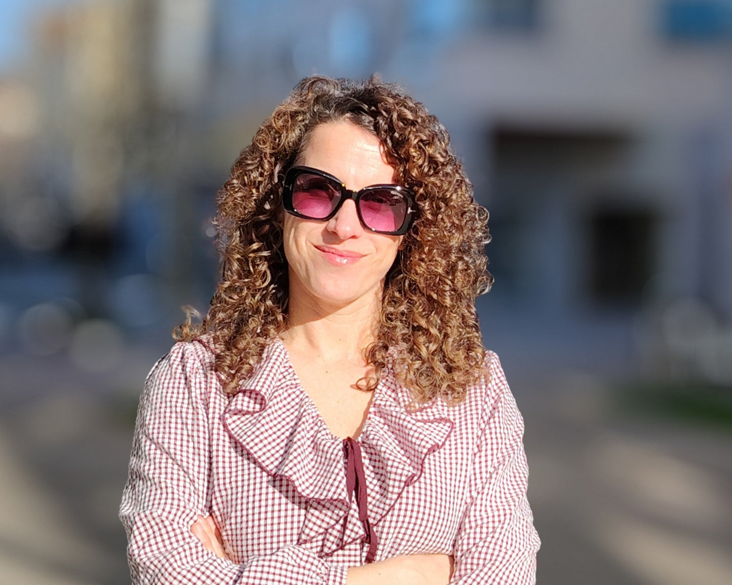 gafas de sol tom ford negras oversize con lentes violetas y detalle metálico en las varillas