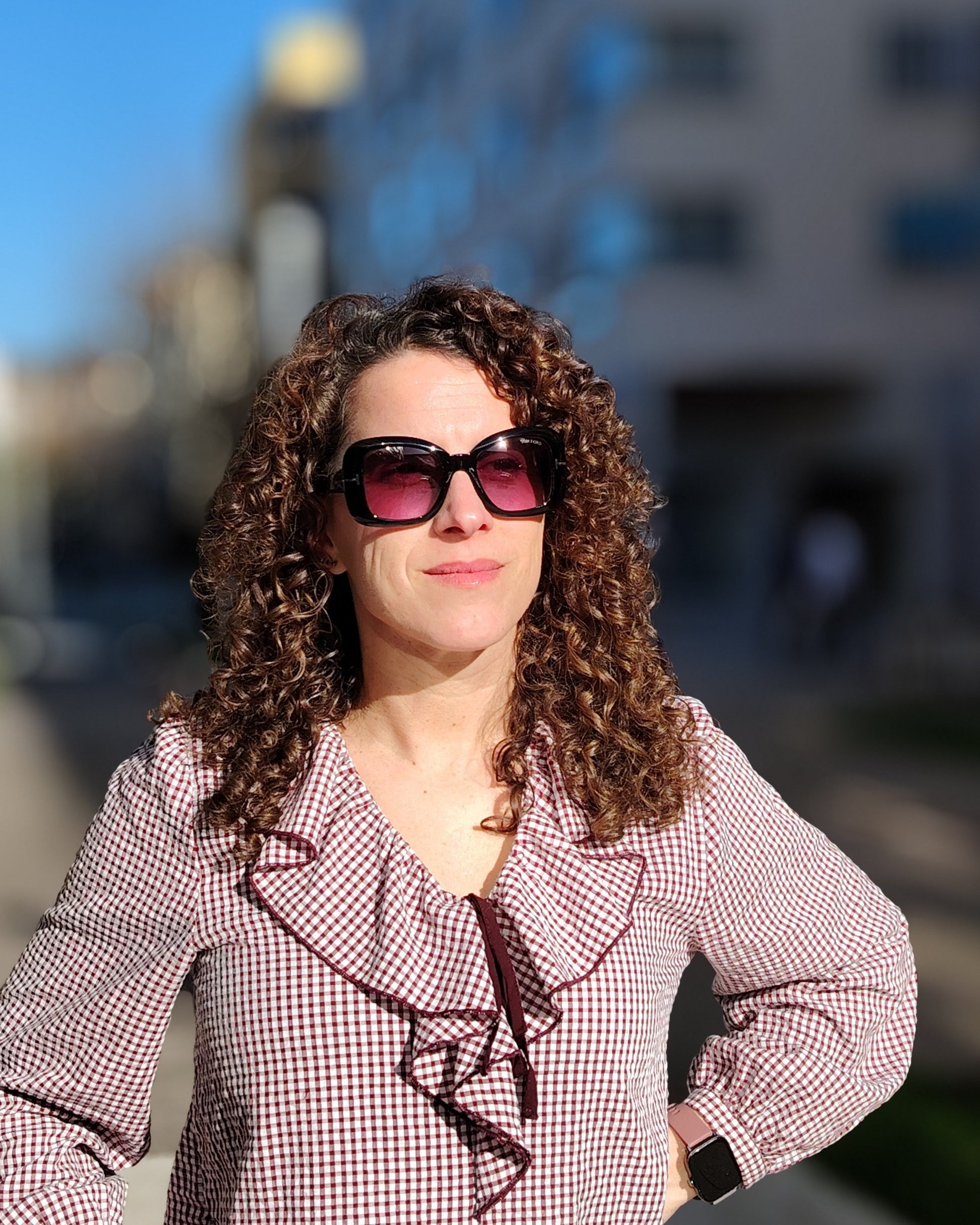 gafas de sol tom ford negras oversize con lentes violetas y detalle metálico en las varillas