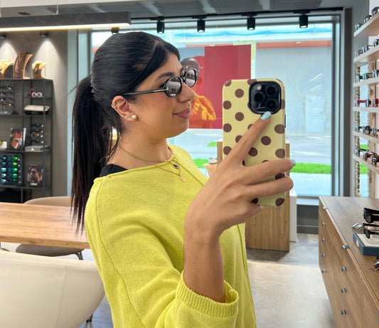 gafas de sol tom ford ovaladas en acetato negro con lentes gris azulado y forma alargada