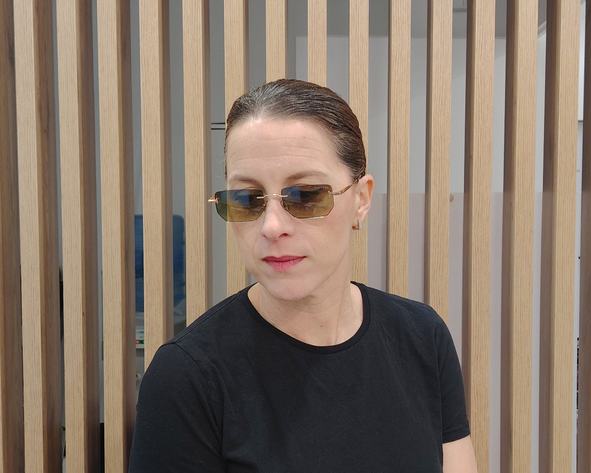 gafas de sol tom ford sin montura con lentes verdes y varillas metálicas doradas