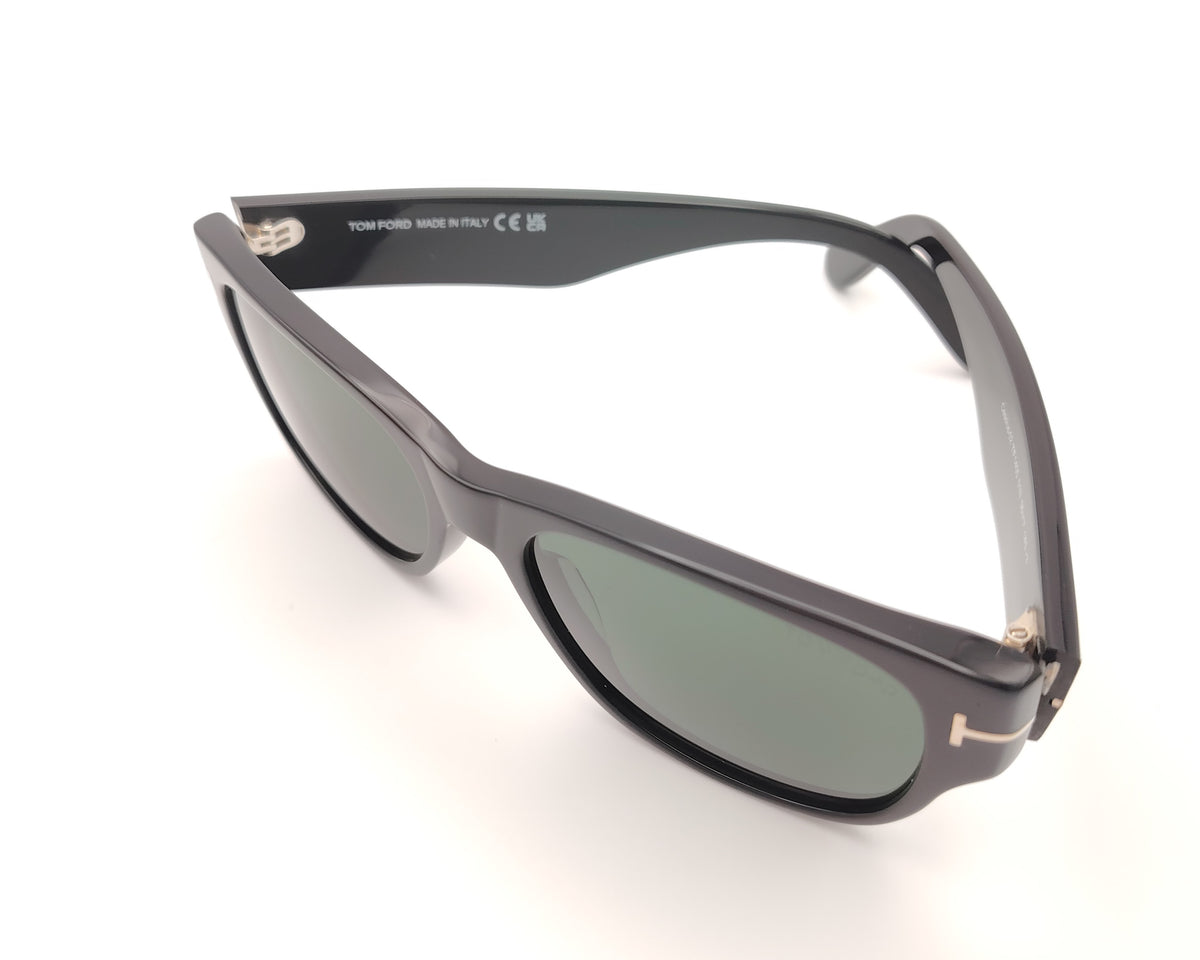gafas de sol tom ford tf1405 01n de acetato negro brillante con lentes verdes y varillas anchas con detalle metálico dorado