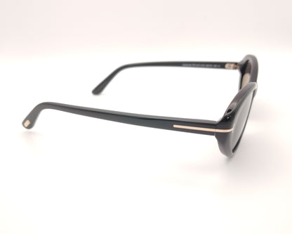 gafas de sol tom ford tf1413 01a ovaladas de acetato negro brillante con lentes oscuras y detalle metálico dorado en las varillas