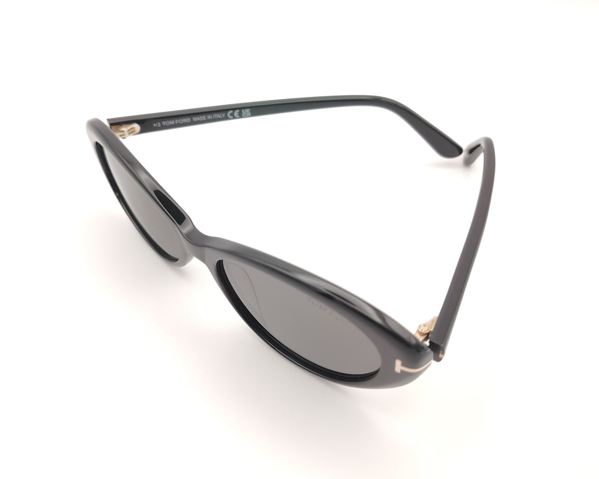 gafas de sol tom ford tf1413 01a ovaladas de acetato negro brillante con lentes oscuras y detalle metálico dorado en las varillas