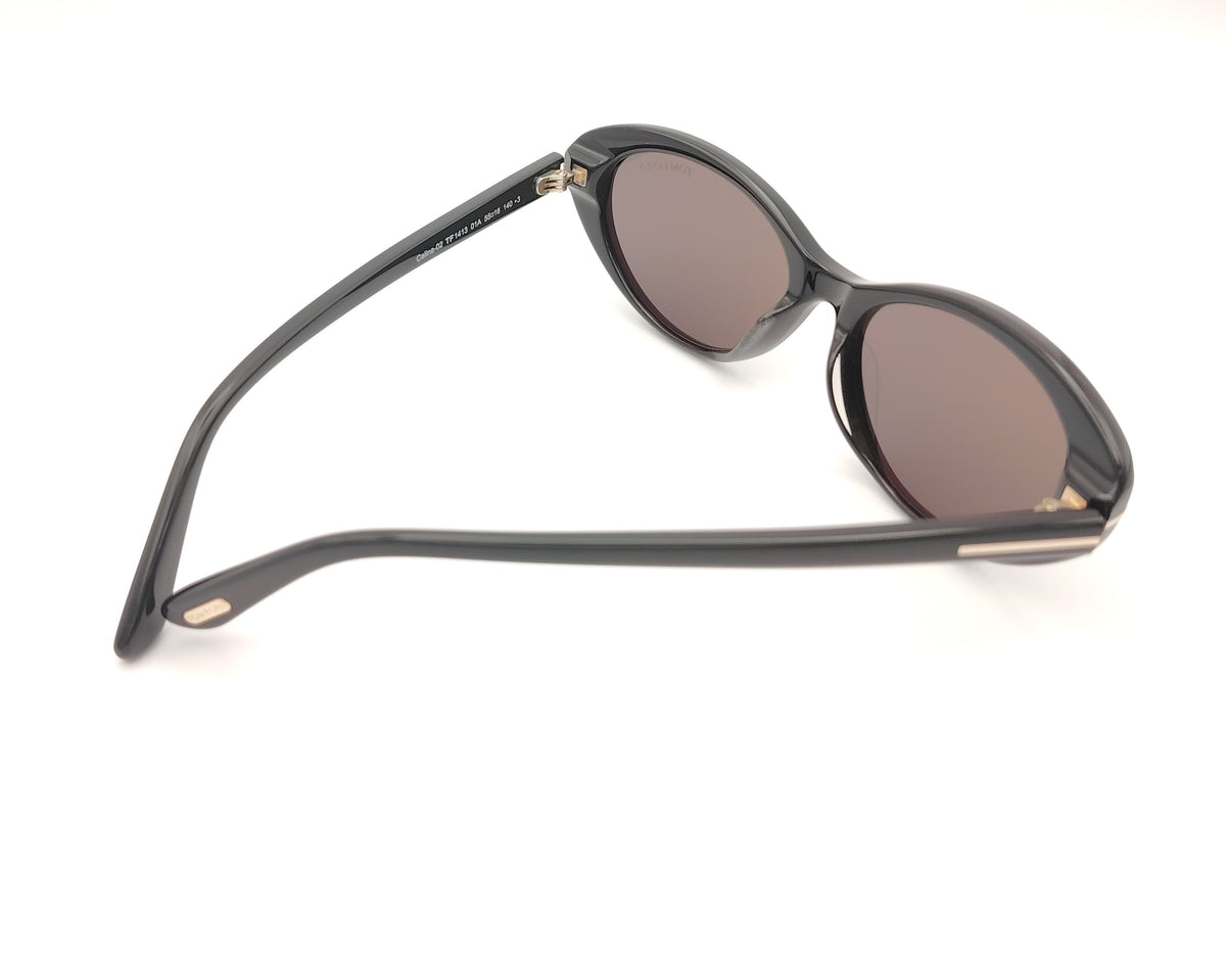 gafas de sol tom ford tf1413 01a ovaladas de acetato negro brillante con lentes oscuras y detalle metálico dorado en las varillas