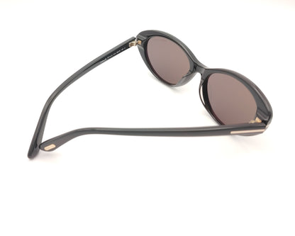 gafas de sol tom ford tf1413 01a ovaladas de acetato negro brillante con lentes oscuras y detalle metálico dorado en las varillas