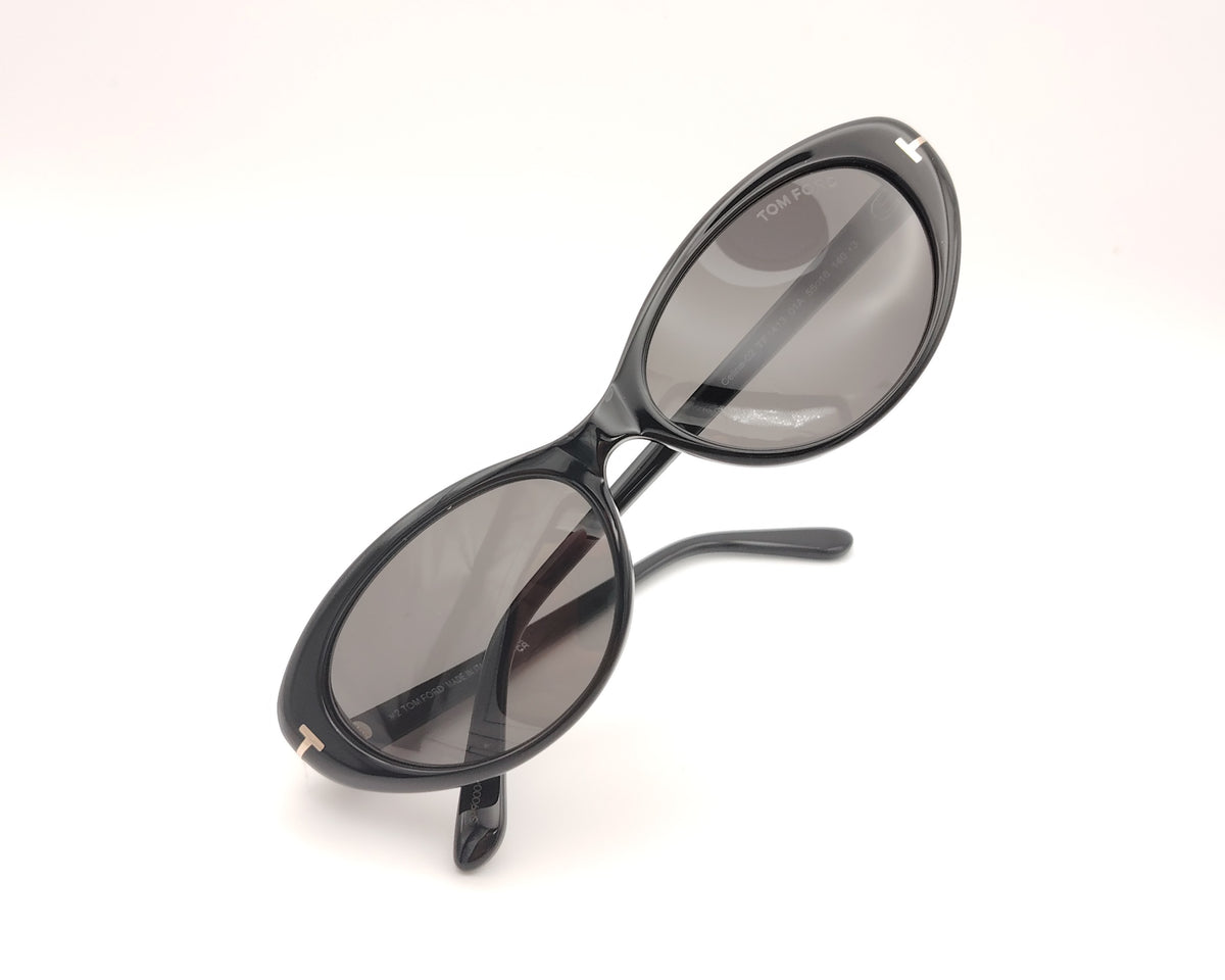 gafas de sol tom ford tf1413 01a ovaladas de acetato negro brillante con lentes oscuras y detalle metálico dorado en las varillas