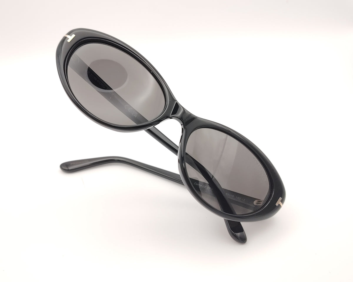 gafas de sol tom ford tf1413 01a ovaladas de acetato negro brillante con lentes oscuras y detalle metálico dorado en las varillas