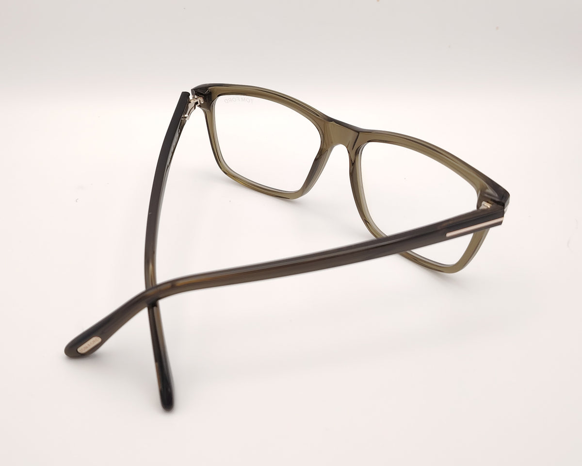 gafas graduadas tom ford tf5479 096 de acetato verde oliva translúcido con montura rectangular y detalle metálico en forma de t en las varillas