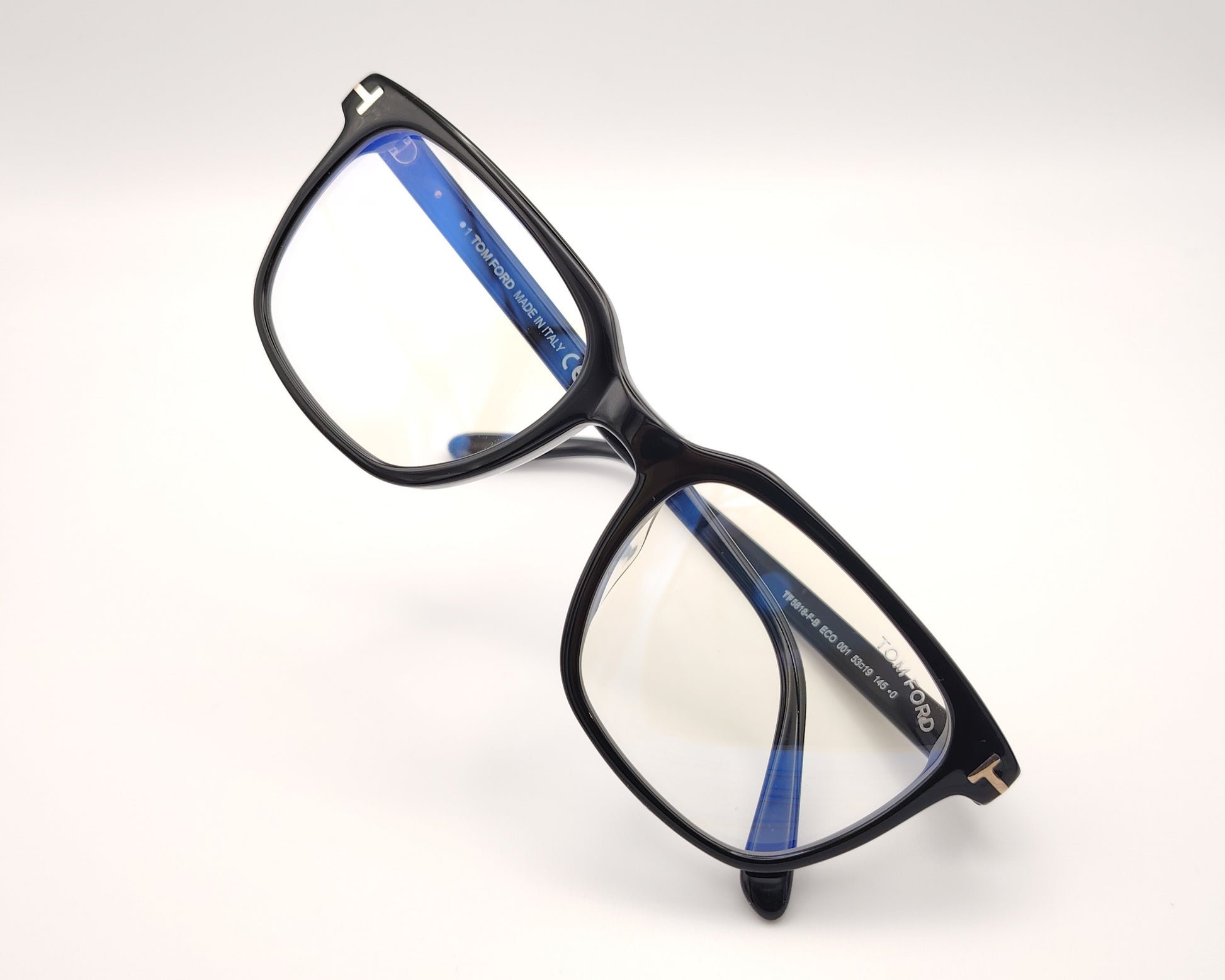 tom ford tf5518 eco 001 gafas de vista con montura rectangular en acetato negro diseño sofisticado con el icónico detalle en forma de t en las varillas elegancia atemporal con un estilo refinado y contemporáneo