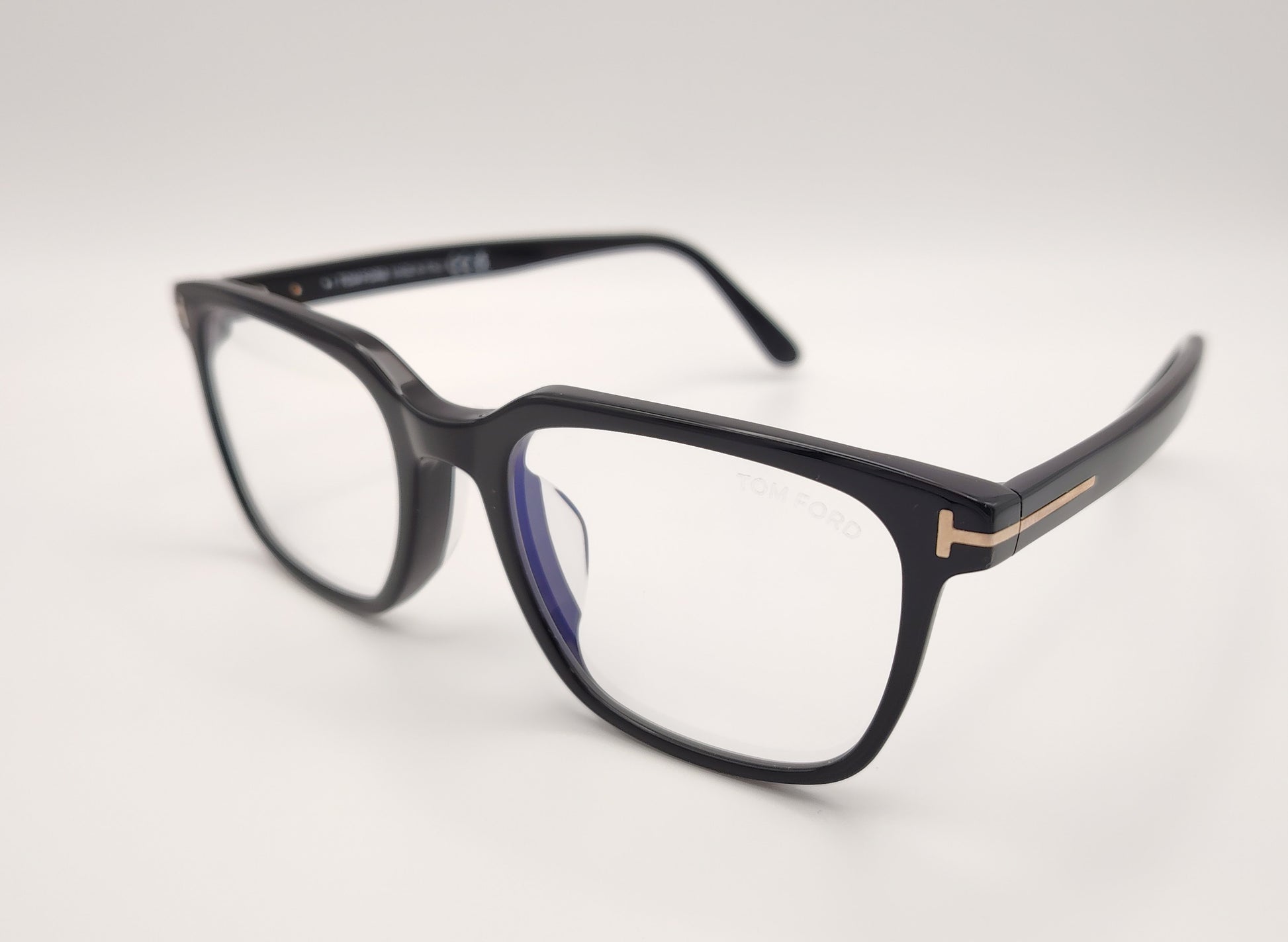 tom ford tf5518 eco 001 gafas de vista con montura rectangular en acetato negro diseño sofisticado con el icónico detalle en forma de t en las varillas elegancia atemporal con un estilo refinado y contemporáneo