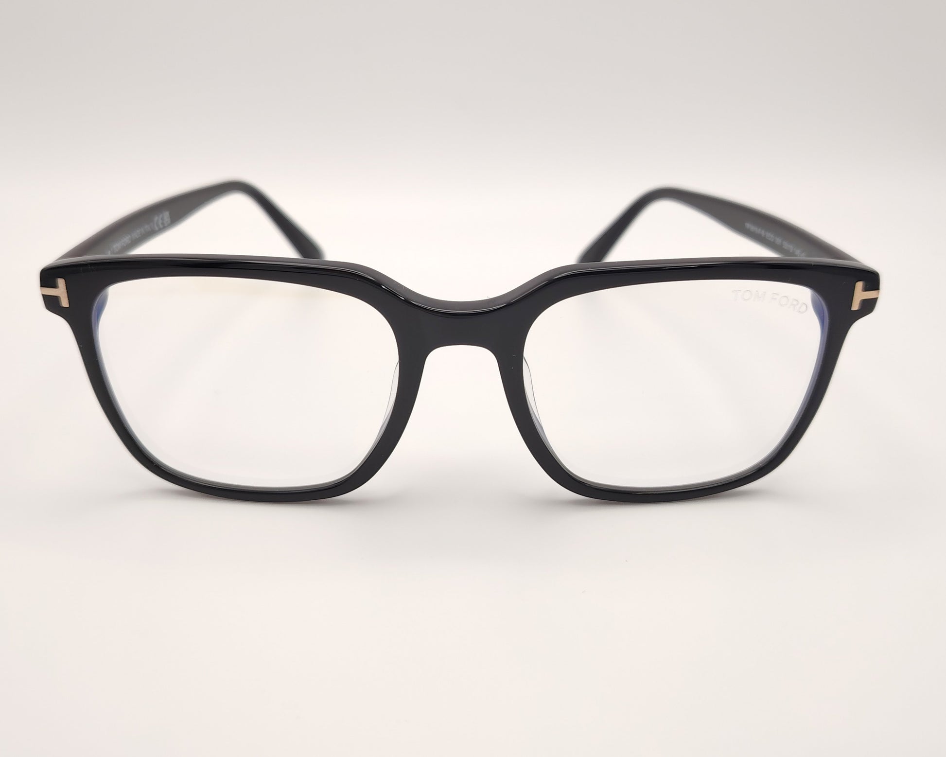 tom ford tf5518 eco 001 gafas de vista con montura rectangular en acetato negro diseño sofisticado con el icónico detalle en forma de t en las varillas elegancia atemporal con un estilo refinado y contemporáneo