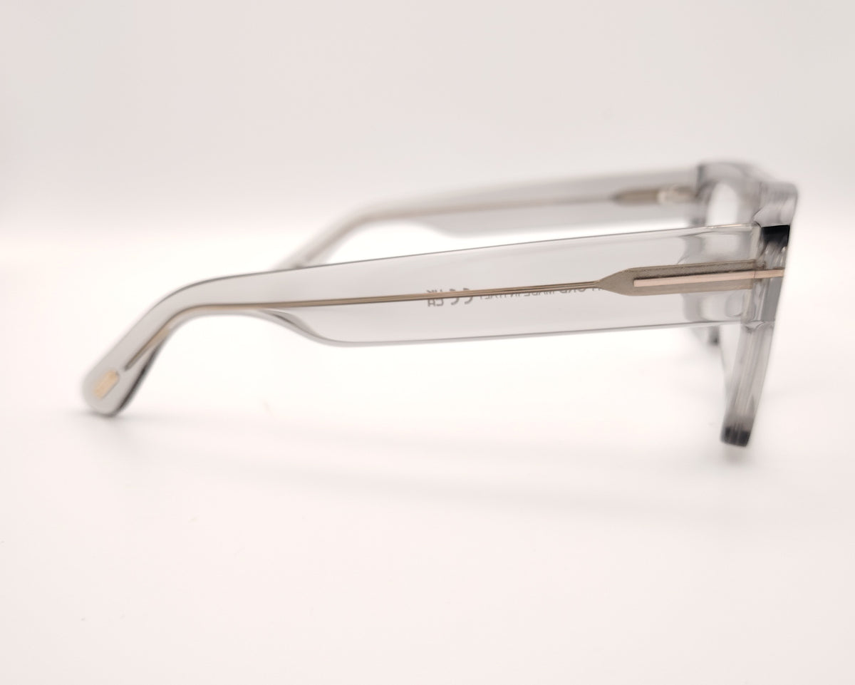 gafas graduadas de forma cuadrada con montura gruesa en gris traslúcido y detalle metálico dorado en las varillas