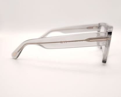 gafas graduadas de forma cuadrada con montura gruesa en gris traslúcido y detalle metálico dorado en las varillas