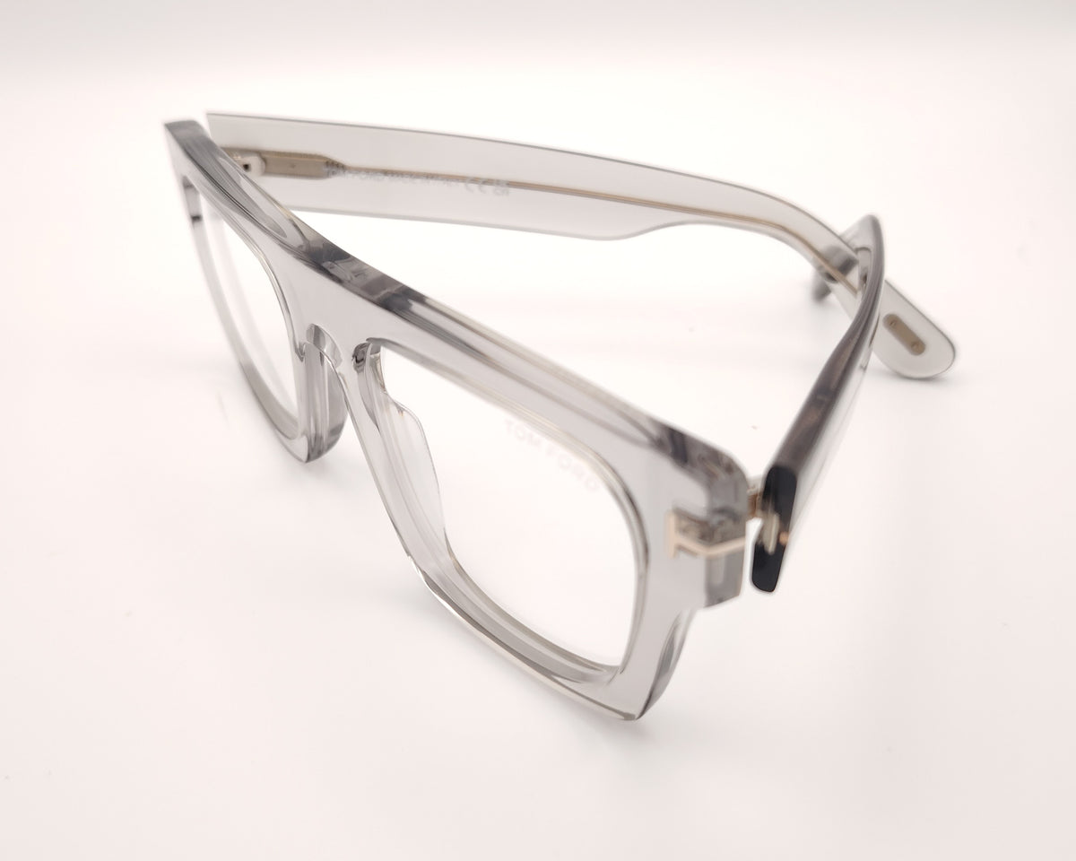 gafas graduadas de forma cuadrada con montura gruesa en gris traslúcido y detalle metálico dorado en las varillas
