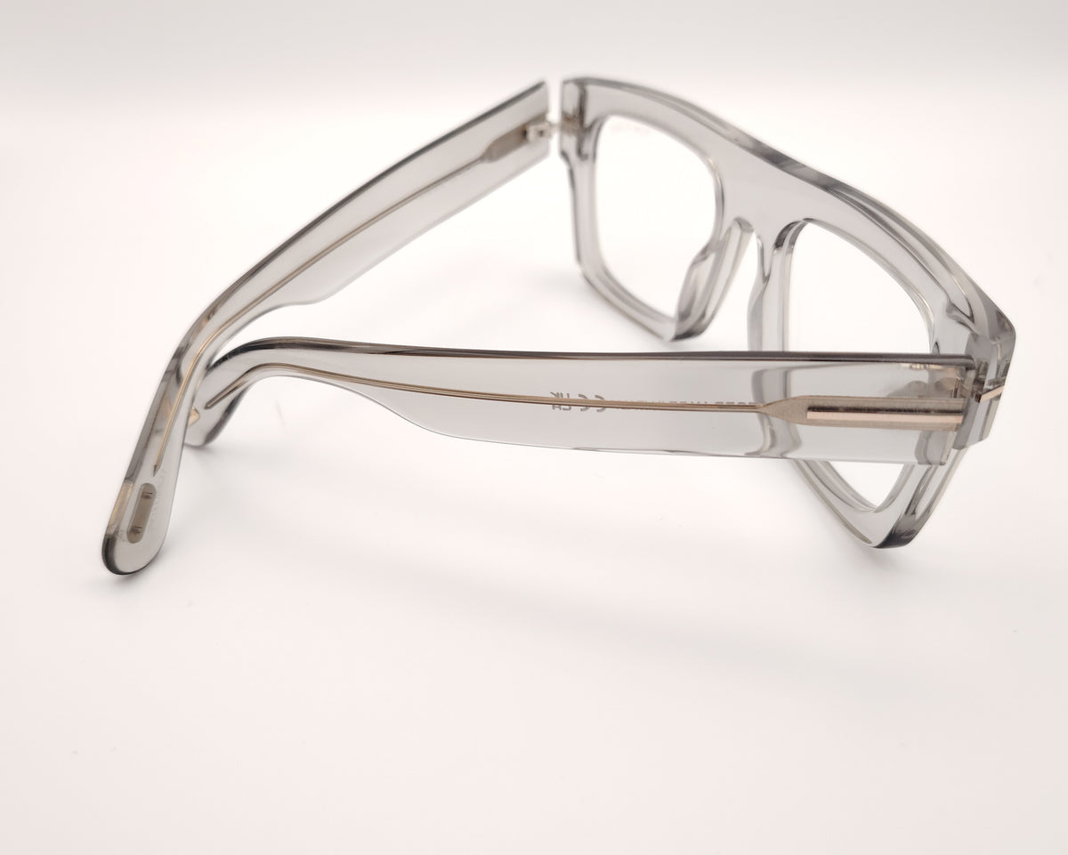 gafas graduadas de forma cuadrada con montura gruesa en gris traslúcido y detalle metálico dorado en las varillas
