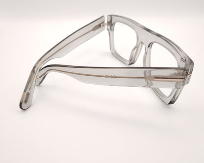gafas graduadas de forma cuadrada con montura gruesa en gris traslúcido y detalle metálico dorado en las varillas