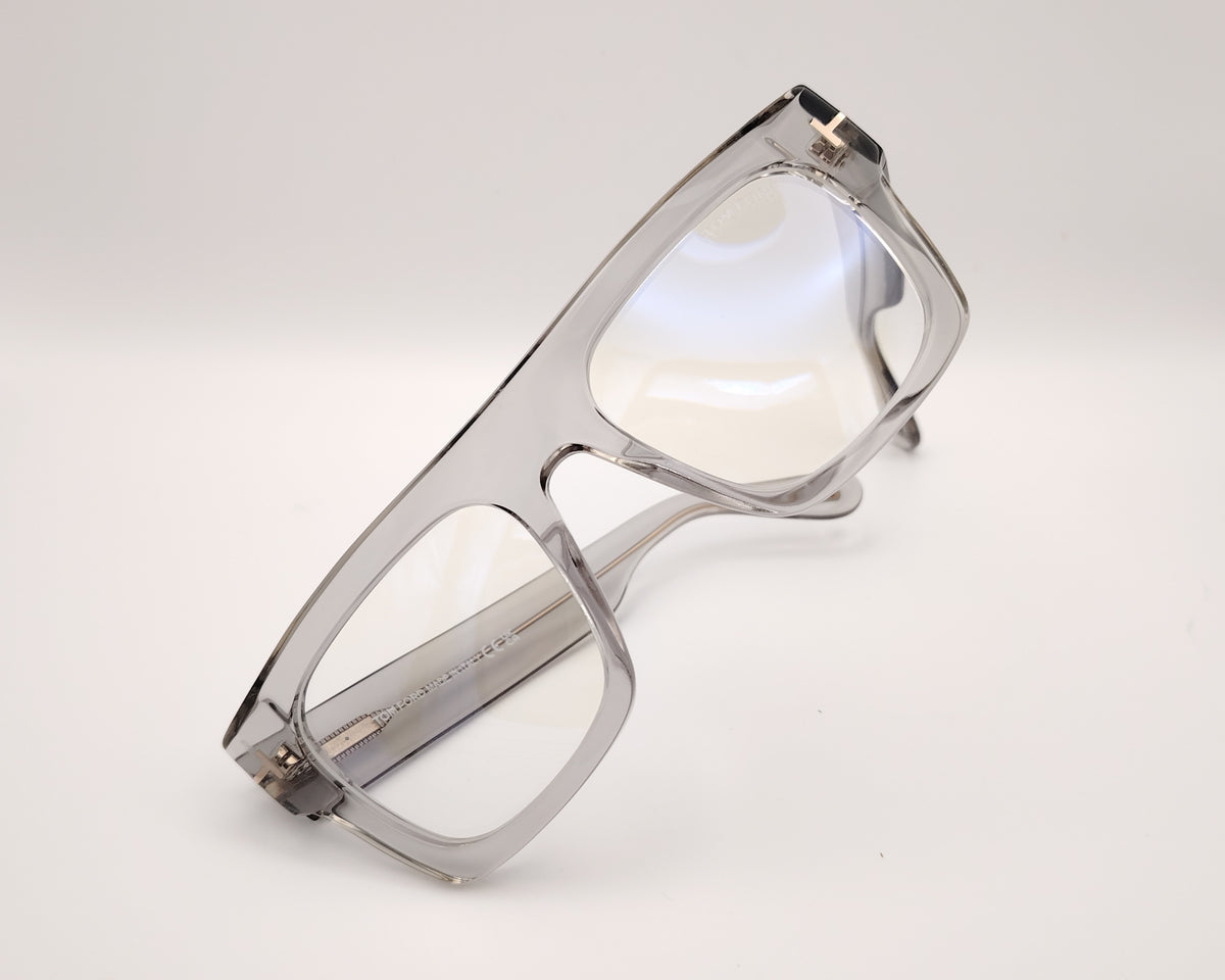 gafas graduadas de forma cuadrada con montura gruesa en gris traslúcido y detalle metálico dorado en las varillas