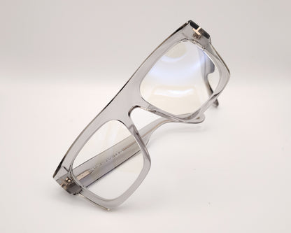 gafas graduadas de forma cuadrada con montura gruesa en gris traslúcido y detalle metálico dorado en las varillas