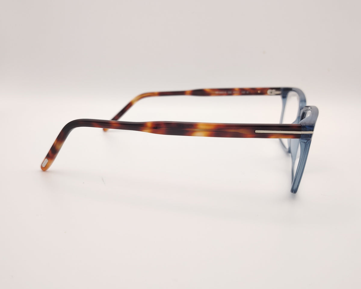 gafas tom ford rectangulares con frontal azul translúcido y varillas de acetato carey