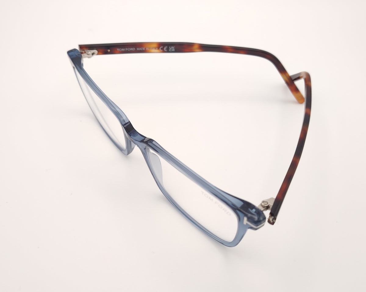 gafas tom ford rectangulares con frontal azul translúcido y varillas de acetato carey