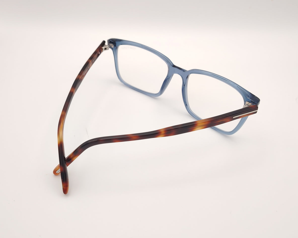 gafas tom ford rectangulares con frontal azul translúcido y varillas de acetato carey