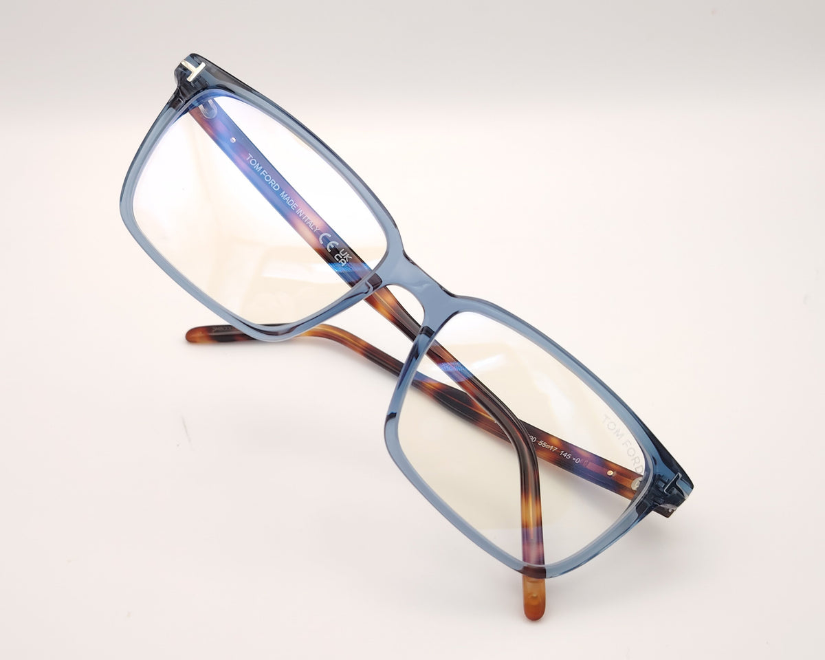 gafas tom ford rectangulares con frontal azul translúcido y varillas de acetato carey