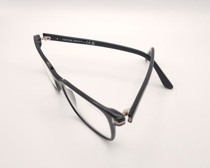 gafas tom ford tf5831 001 negras rectangulares con detalle metálico en t