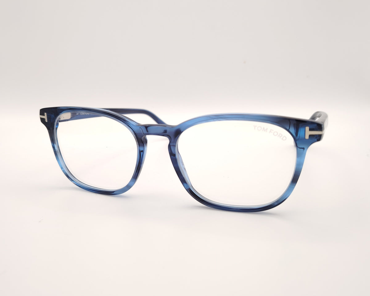 gafas de vista tom ford con montura cuadrada de acetato azul jaspeado y detalle metálico de la marca en el talón