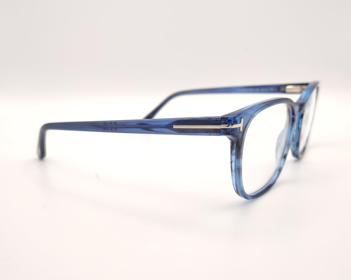 gafas de vista tom ford con montura cuadrada de acetato azul jaspeado y detalle metálico de la marca en el talón
