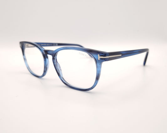 gafas de vista tom ford con montura cuadrada de acetato azul jaspeado y detalle metálico de la marca en el talón
