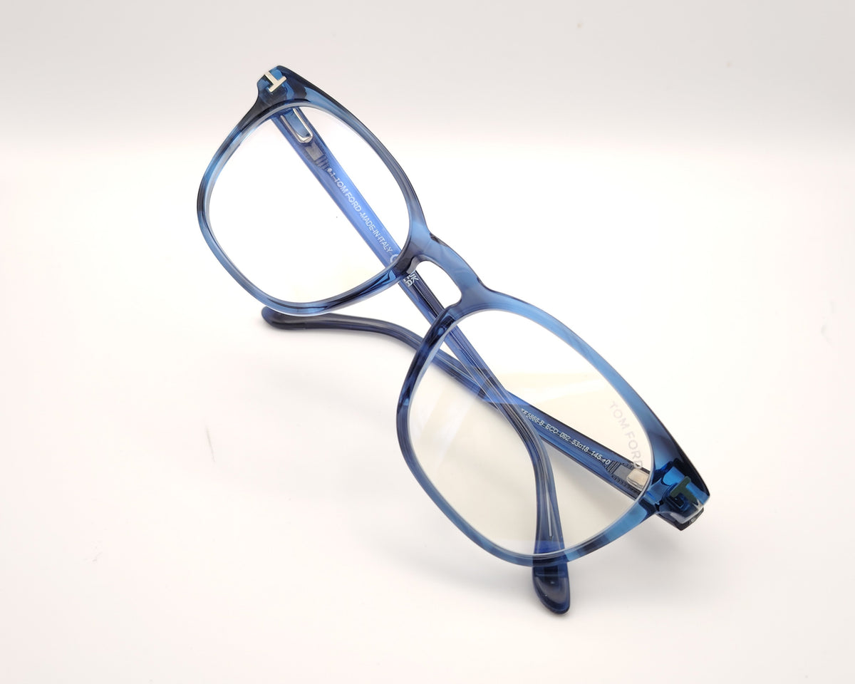 gafas de vista tom ford con montura cuadrada de acetato azul jaspeado y detalle metálico de la marca en el talón