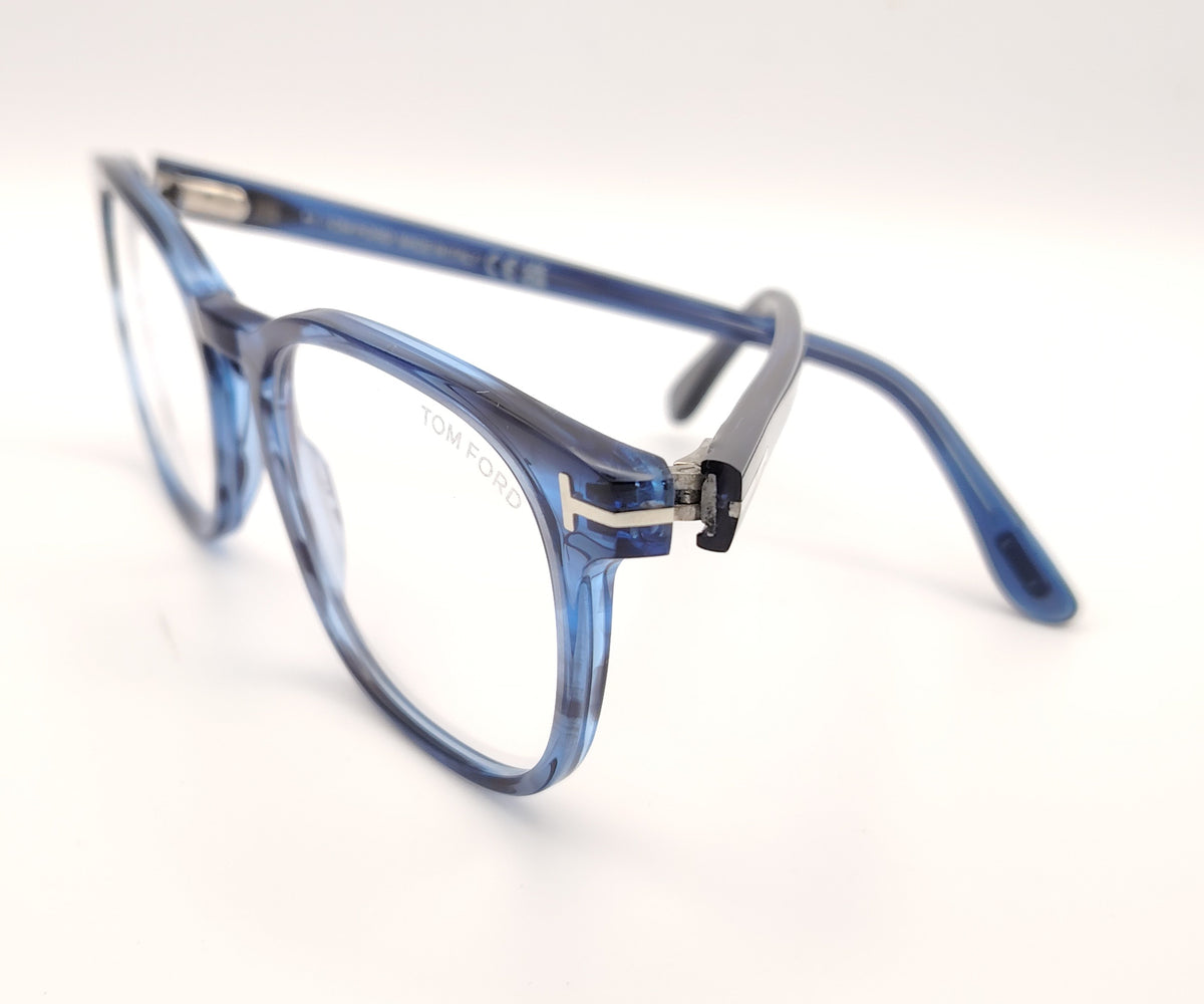 gafas de vista tom ford con montura cuadrada de acetato azul jaspeado y detalle metálico de la marca en el talón