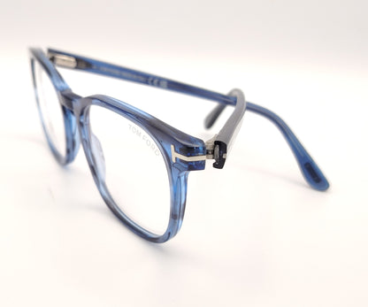 gafas de vista tom ford con montura cuadrada de acetato azul jaspeado y detalle metálico de la marca en el talón