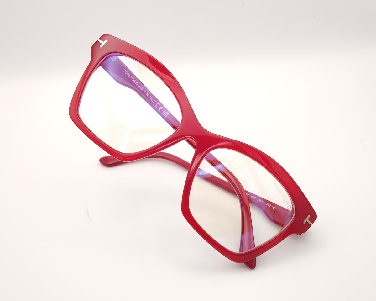 gafas graduadas tom ford tf5965 075 de acetato rojo brillante con forma cat eye geométrica y detalles metálicos en las varillas
